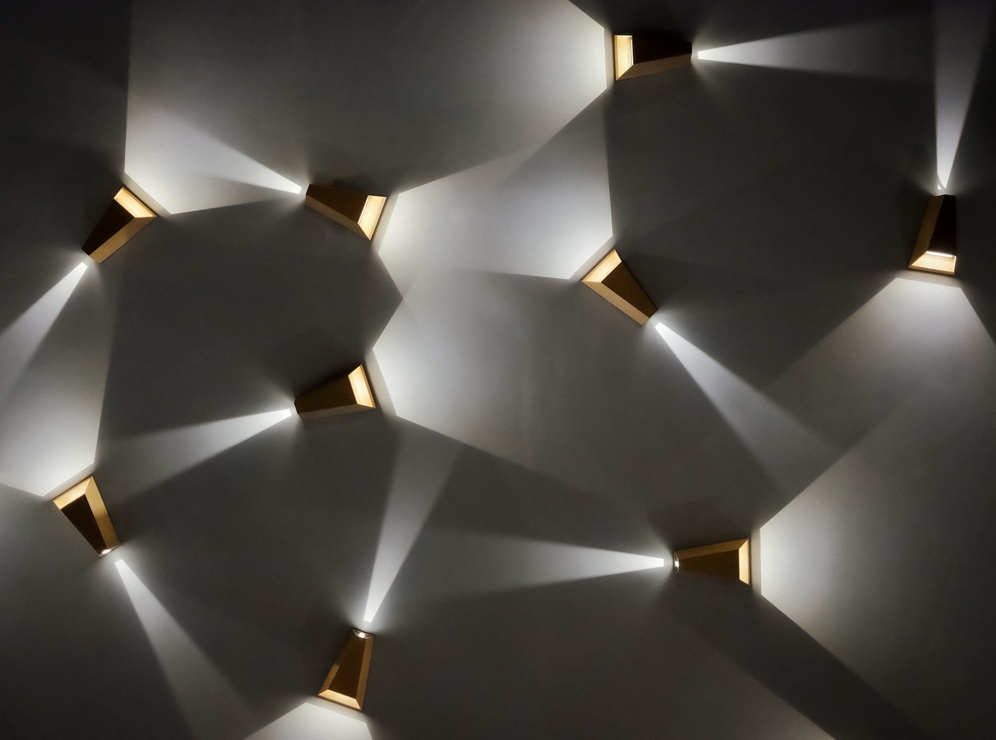 Architectural wall lighting with sculptural shadows
